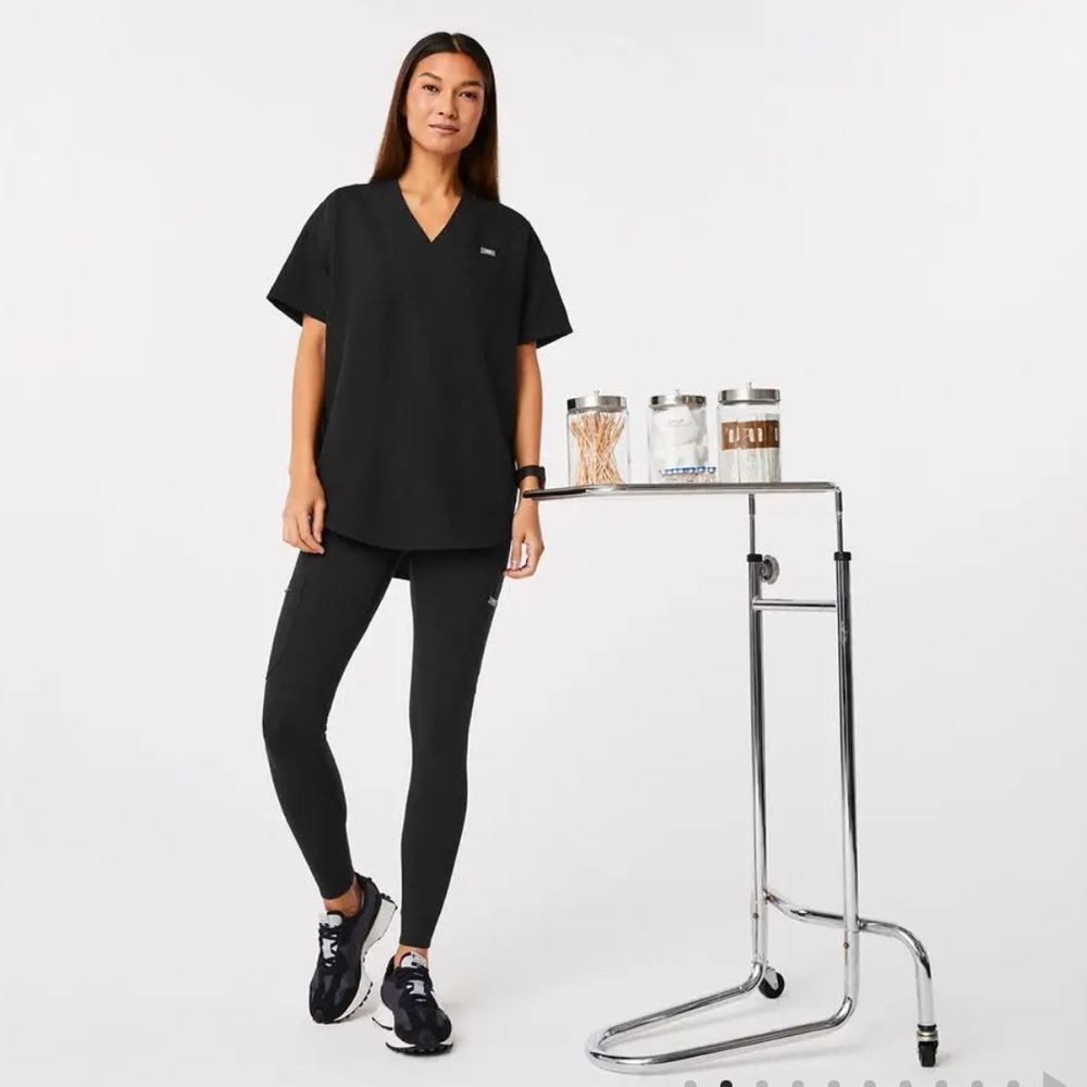 Halle top XS Seville Straight Leg L NWT
